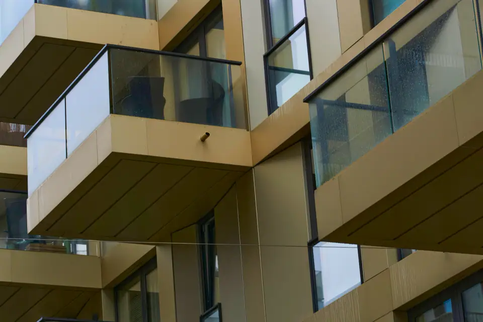 Konut cephesinde cam balkon ve korkuluk detayları